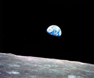 La famosa foto “earthrise”, tomada por Bill Anders en órbota alrededor de la Luna en la Navidad de 1968